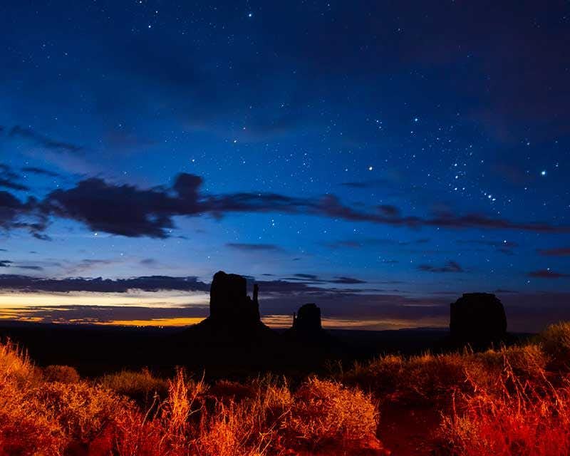 vista noturna do monument valley do céu estrelado