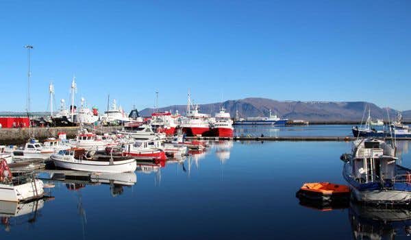 barcos no porto de akureyri