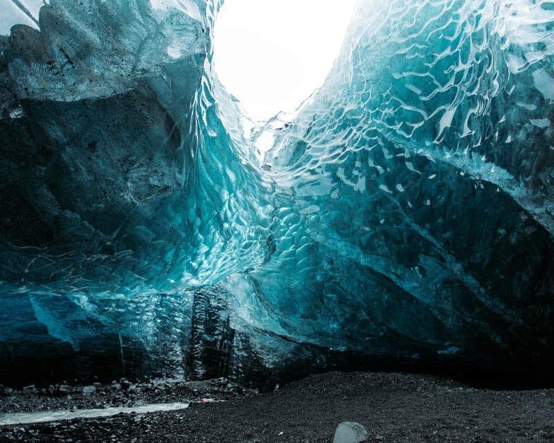 Interior da caverna de gelo azul safira na Islândia