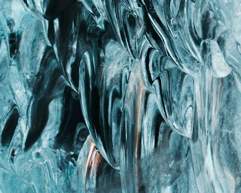 Formação de gelo dentro da caverna de safira
