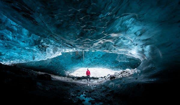 Interior da caverna de gelo azul safira