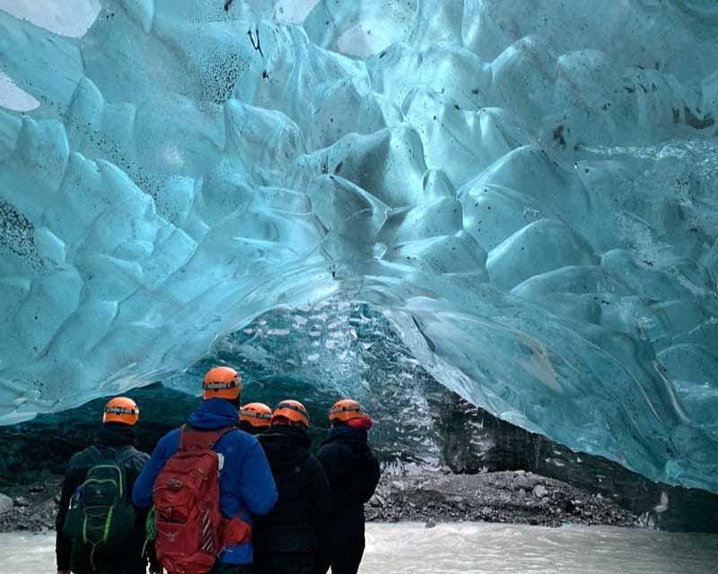 grupo geleira vatnajökull caverna de gelo azul