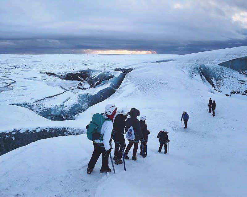 Viajantes caminhando em Vatnajökull