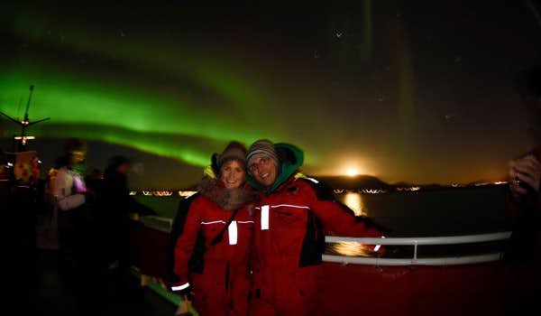 cruzeiro de casal com as luzes do norte na Islândia