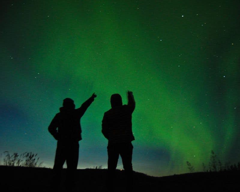 grupo observando a aurora boreal
