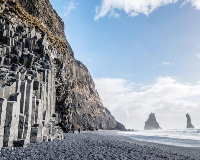 reynisfjara praia de areia preta e colos de basalto