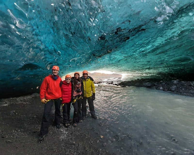 viajantes dentro da caverna de gelo azul