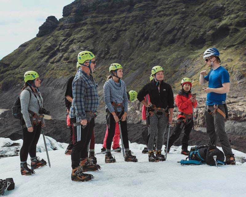 Instrutor e caminhantes na caminhada de atnajökull