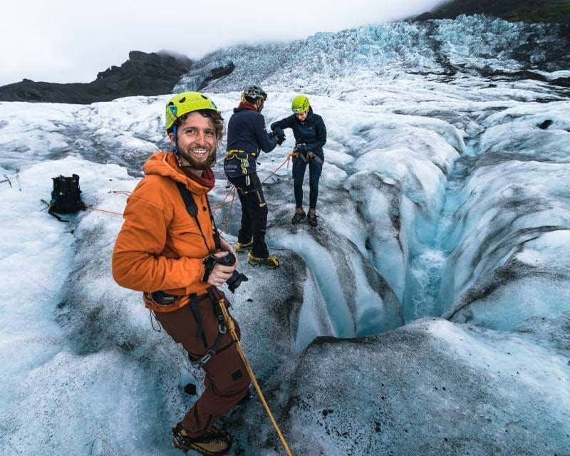 Caminhantes caminhando na geleira Vatnajökull