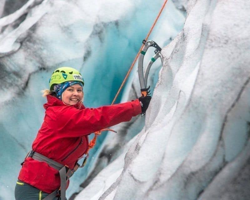 mulher escalando no gelo em skaftafell
