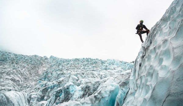 homem escalando no gelo a geleira skaftafell