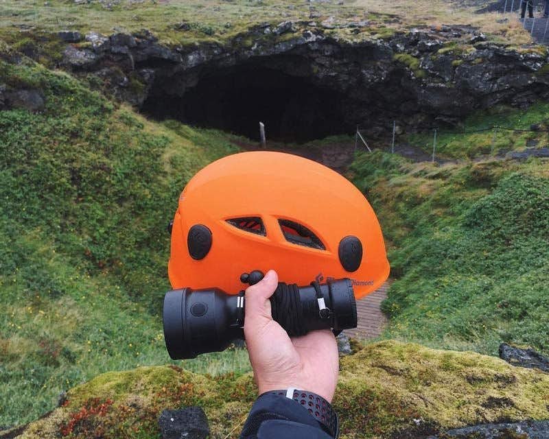 Viajante do lado de fora da caverna Vatnshellir