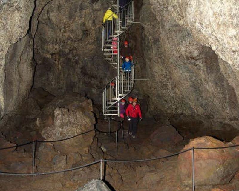 Escadas de dentro da caverna
