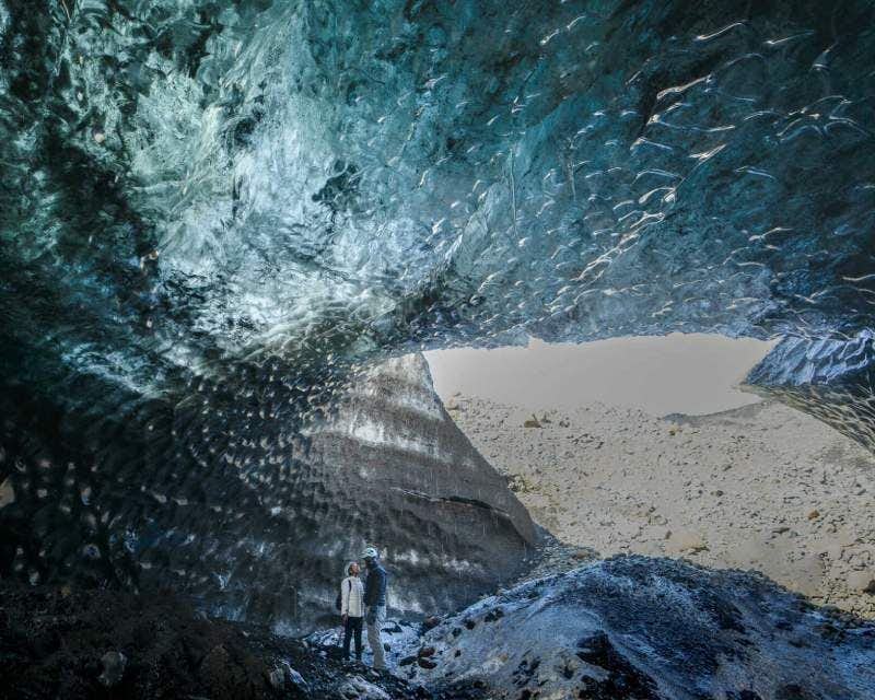 Caverna de gelo do Dragão de Vidro Katla vista de dentro