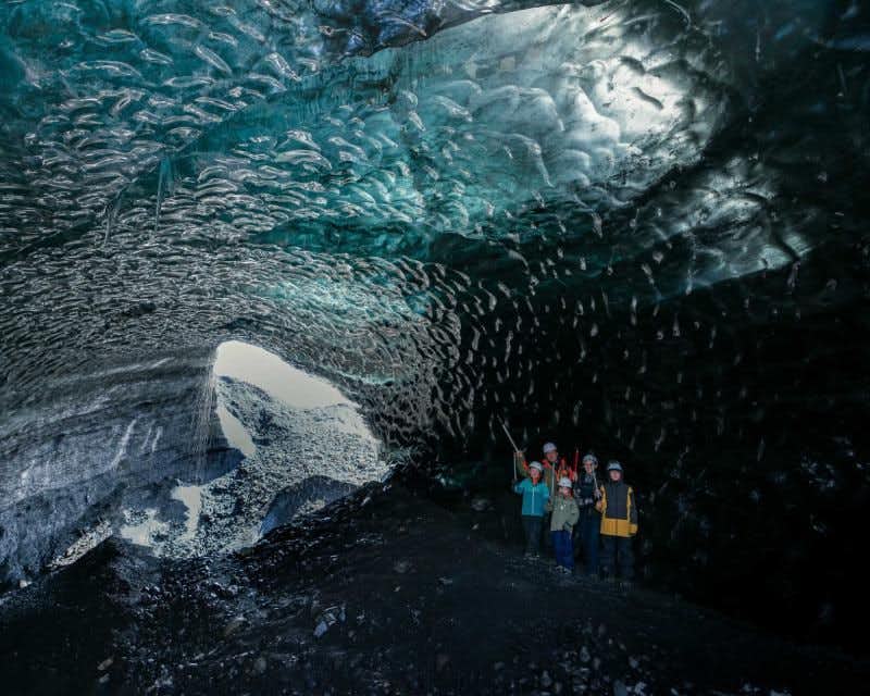 Caverna de gelo do Dragão de Vidro Katla vista de dentro