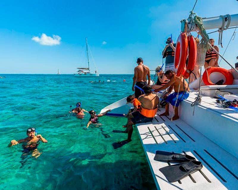 mergulho com snorkel em uma excursão de catamarã para a ilha Mujeres