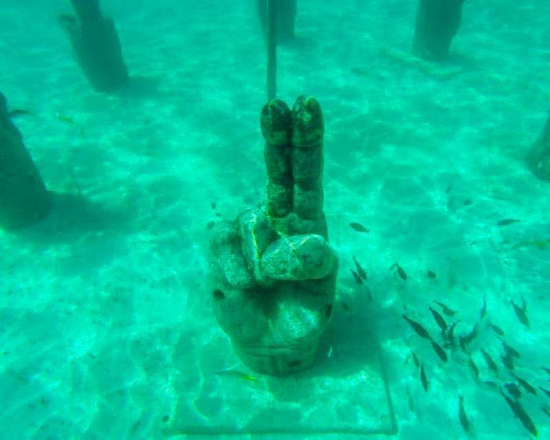 estátua no fundo do mar de isla mujeres