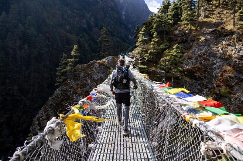 Cruzando a ponte suspensa no Everest