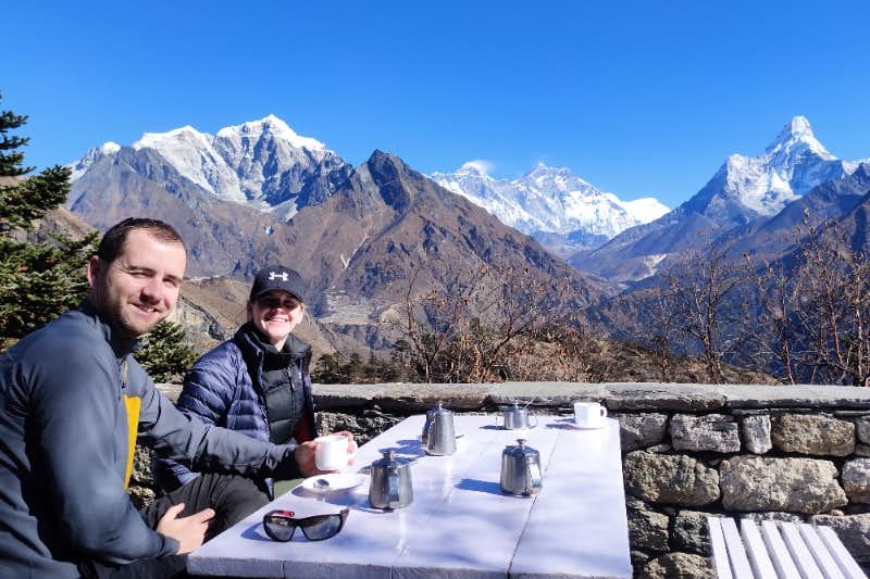 Tomando chá com vistas do Himalaia
