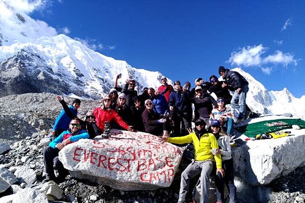 Grupo de caminhantes no acampamento base do Everest