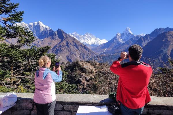 Casal tirando foto do Hotel Everest View.