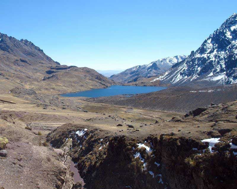 lagoa andina durante o trekking ausangate