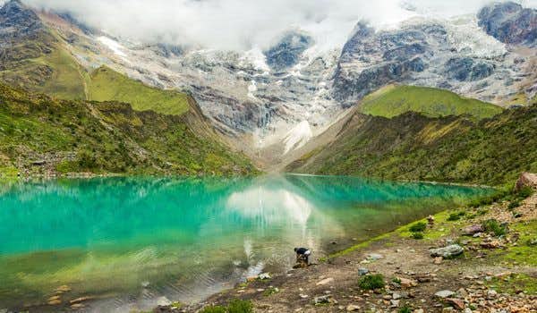 Descubra um lago glacial deslumbrante na trilha Salkantay.