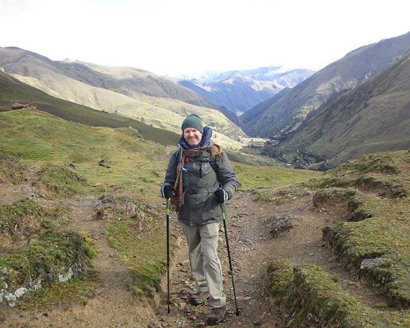 Caminhante fazendo a trilha de Lares para Machu Picchu