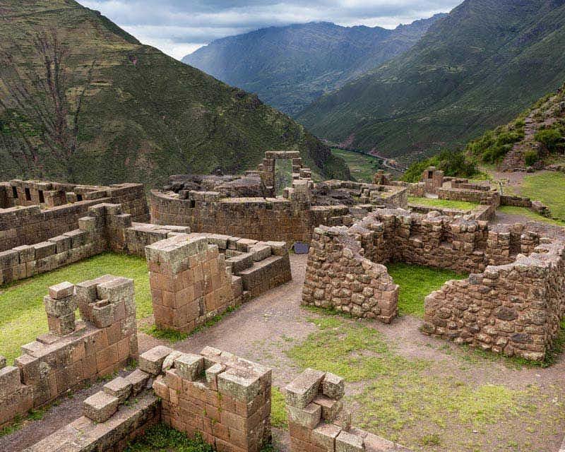 Restos das ruínas dentro do Parque Arqueológico de Pisac, na viagem a Machu Picchu
