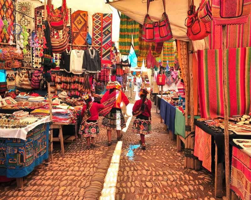 Mercado de artesanato de Pisac no circuito de Machu Picchu