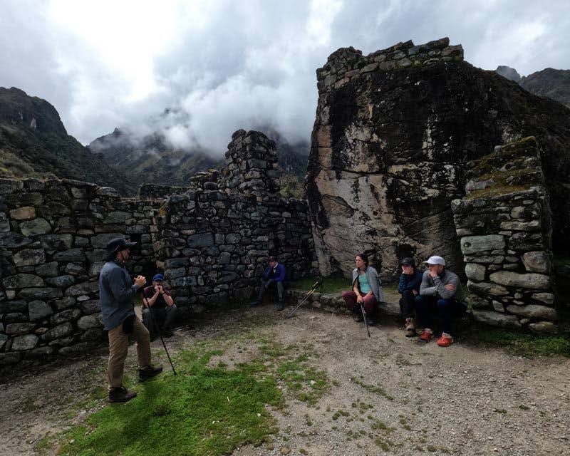 guia explicando ao grupo sobre a cidade inca