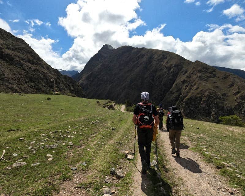garoto de howlanders fazendo a trilha inca em uma excursão de 4 dias