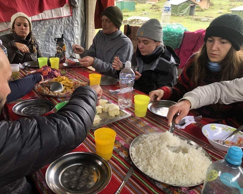 pessoas almoçando juntas no acampamento