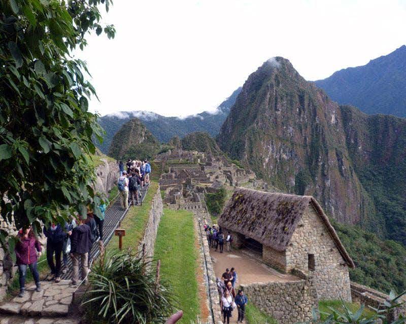Pessoas visitando Machu Picchu no prêmio de trekking Salkantay