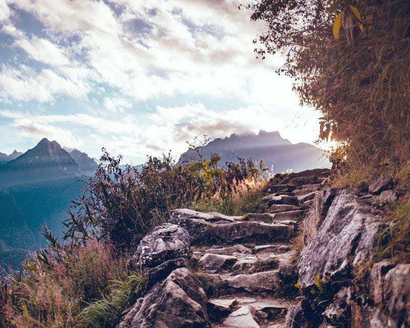 Escadas na trilha premium do Salkantay Trek em Machu Picchu