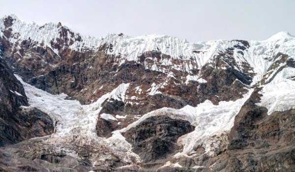 montanhas cobertas de neve no salkantay trek sky lodge