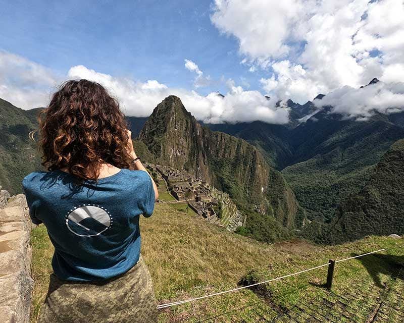 Garota de Howlanders na cidade inca de Machu Picchu 