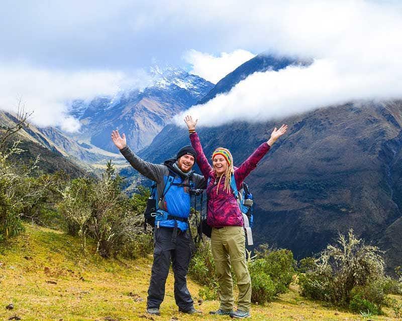 casal feliz em salkantay trek sky domes 5 dias
