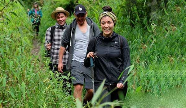 Caminhantes atravessando a selva do vale de santa Teresa na trilha de salkantay