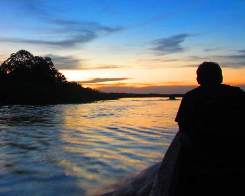 Viagem de barco na Amazônia ao nascer do sol na selva de iquitos