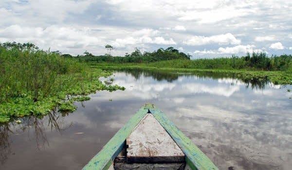 barco de madeira que navega no rio Ucayali