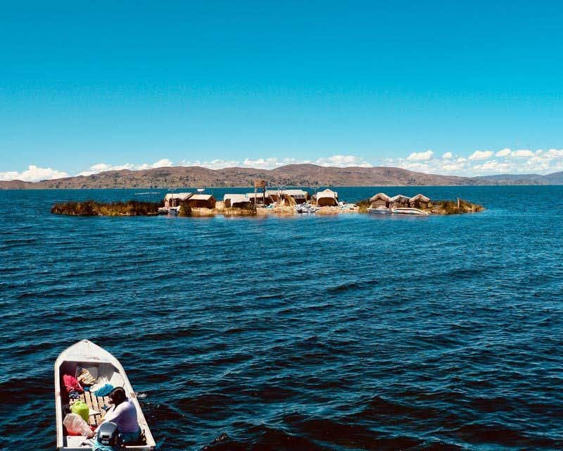 Viajantes passeando pelo lago Titicaca