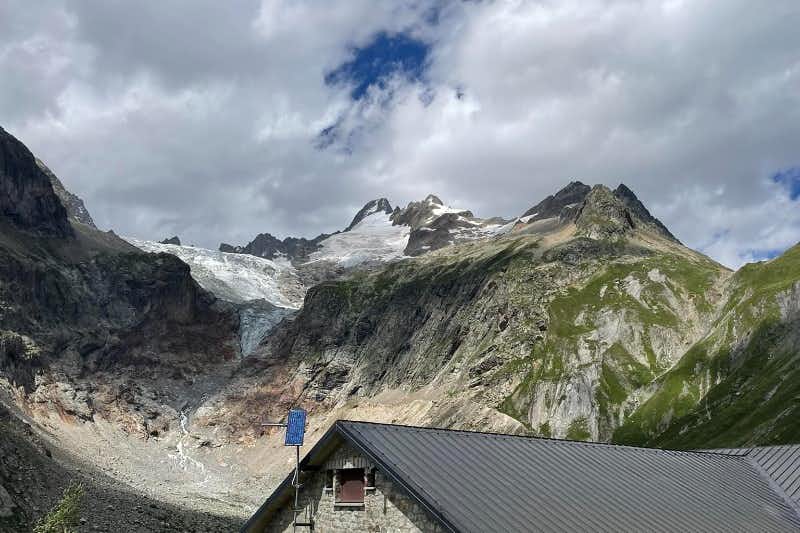 Elenahütte und Berg mit Gletscher