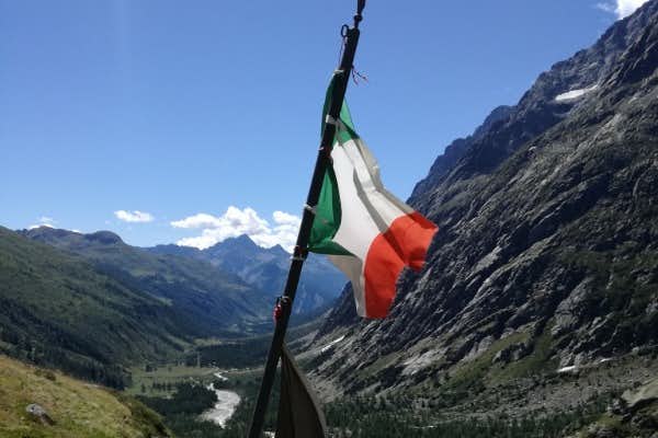 Blick von der Elena-Hütte mit italienischer Flagge