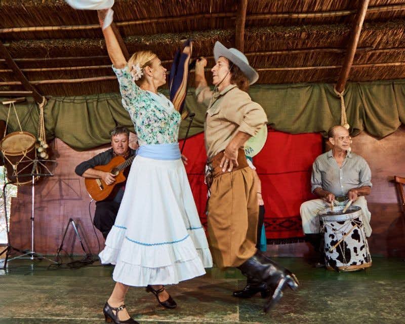 Künstler tanzen auf der Estancia Susana