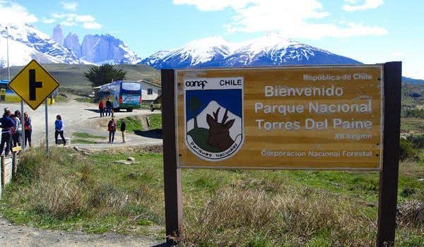 Willkommensschild Torres del Paine mit Menschen
