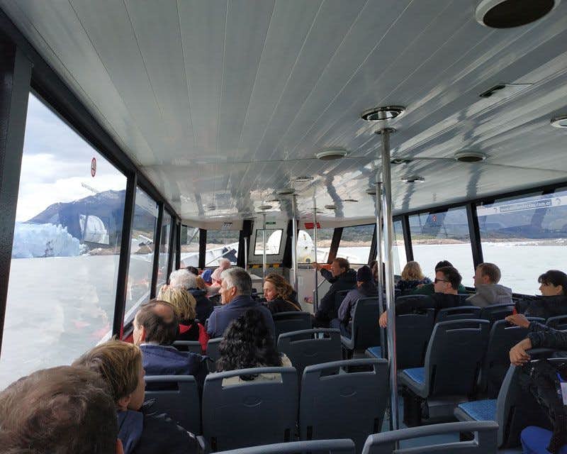 Menschen in der Navigation beim Beobachten des Perito-Moreno-Gletschers