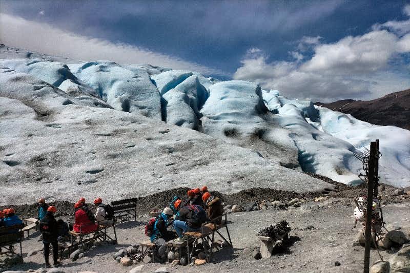 Gruppe legt Steigeisen aufs Eis Perito Moreno