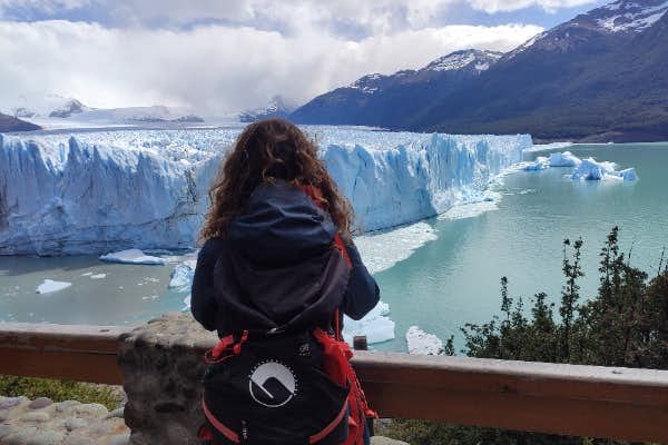 Mädchen aus Howlanders betrachten den Perito Moreno vom Laufsteg aus