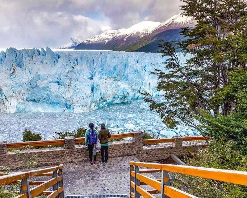 Paar genießt die Aussicht auf den Perito Moreno